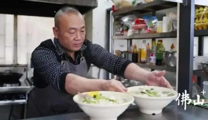 Ông chủ quán Xu Yuliang phục vụ bữa ăn miễn phí cho những người khó khăn. Ảnh: SCMP