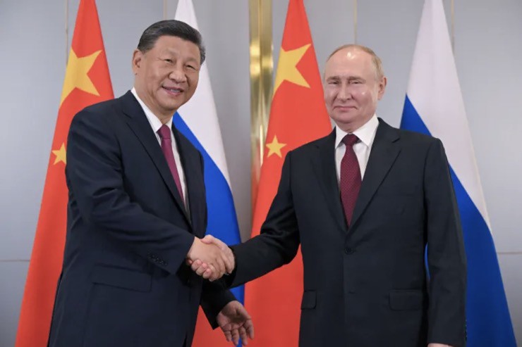 Tổng thống Nga Vladimir Putin (phải) và Chủ tịch Trung Quốc Tập Cận Bình gặp gỡ bên lề hội nghị thượng đỉnh của tổ chức SCO ở Kazakhstan.