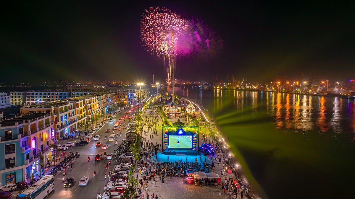 Bắn pháo hoa 120m đã trở thành “đặc sản” vào cuối tuần tại Quảng trường Hoàng Gia châu Âu Royal Square