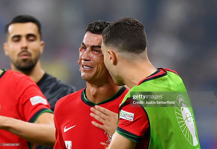 Ronaldo khóc nức nở trên sân