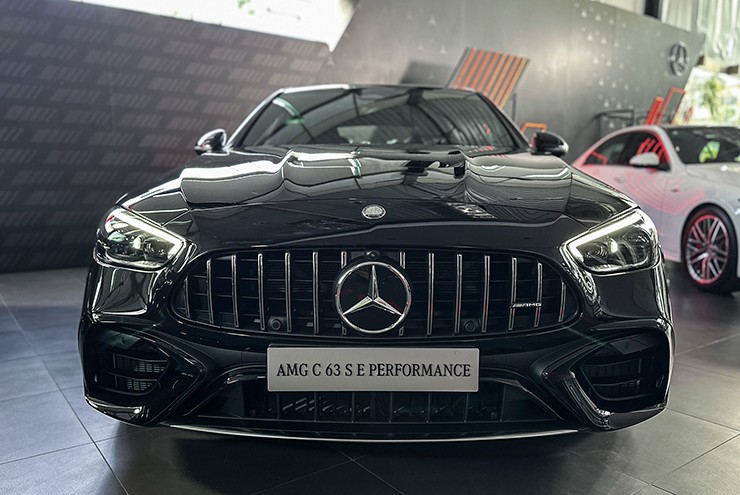 Mercedes-AMG C63 S E Performance đầu tiên có mặt tại Việt Nam, giá bán từ 4,9 tỷ đồng - 1