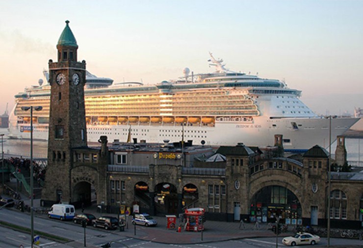 Dưới cái bóng của gã khổng lồ Berlin, tại Đức vẫn tồn tại một thành phố “giàu sụ”, giàu về kinh tế và giàu về văn hóa. Đó chính là Hamburg, thành phố cảng biển sầm uất và phồn thịnh. Thành phố Hamburg không chỉ chinh phục những du khách qua nhịp sống náo nhiệt, hiện đại, nơi đây vẫn lưu giữ được đường nét cổ kính ban đầu.