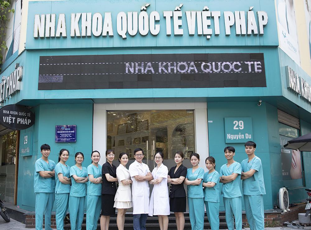 Đội ngũ y bác sĩ Nha Khoa Quốc Tế Việt Pháp tại cơ sở Nguyễn Du