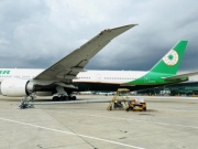 Tin tức trong ngày - Vụ máy bay móp cánh khi đâm trụ đèn ở Tân Sơn Nhất, đơn vị quản lý bay nói gì?