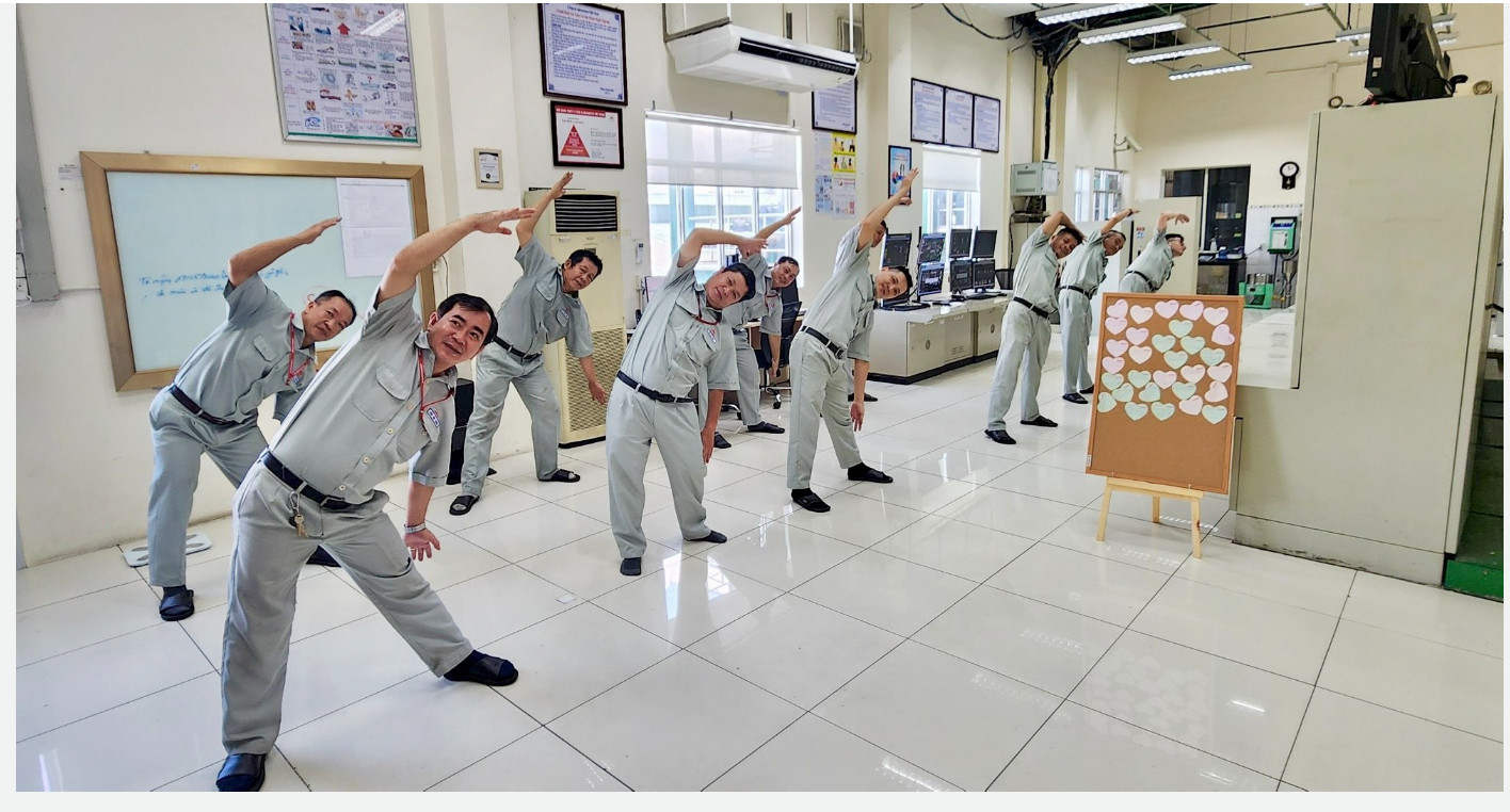 Nhân viên tại hào hứng tập thể dục tại nhà máy Ajinomoto.
