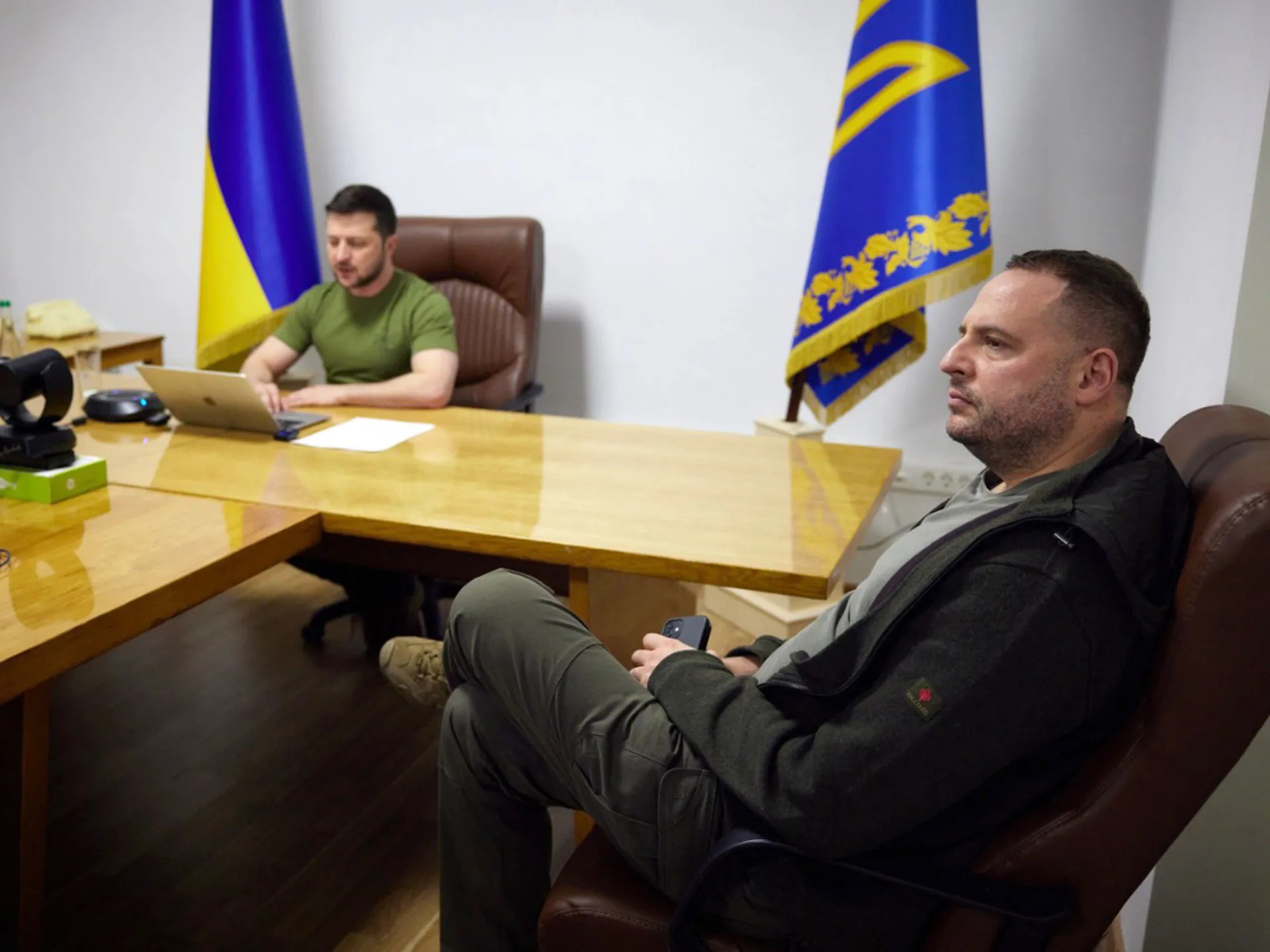 Ông Andriy Yermak làm việc cùng Tổng thống Ukraine Zelensky (ảnh: Pravda)