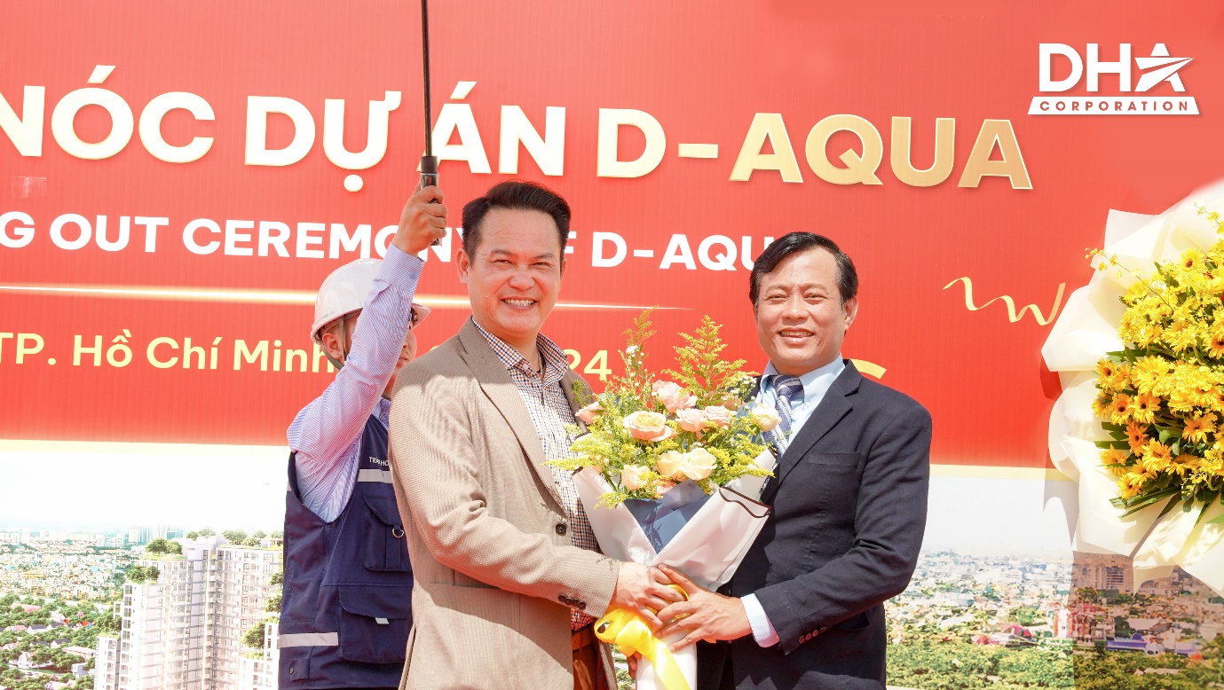 Ông Đặng Hồng Anh - Chủ tịch DHA Corporation trao tặng hoa chúc mừng thành công tới ông Trần Quang Tuấn - Tổng Giám đốc Công ty Cổ phần Xây dựng Central