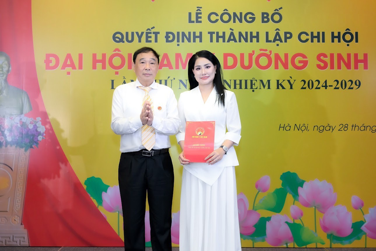 TTND.GS.TS Trương Việt Bình trao quyết định thành lập cho Tân chủ tịch Chi hội Nam Y Dưỡng sinh Viện – Bà Lê Thị Thanh Thuý