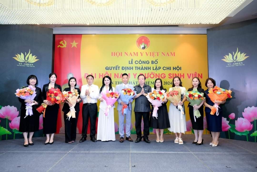 Ban lãnh đạo Hội Nam Y Việt Nam trao quyết định và tặng hoa chúc mừng Ban chấp hành Chi Hội Nam Y Dưỡng Sinh Viện nhiệm kỳ 2024-2029.