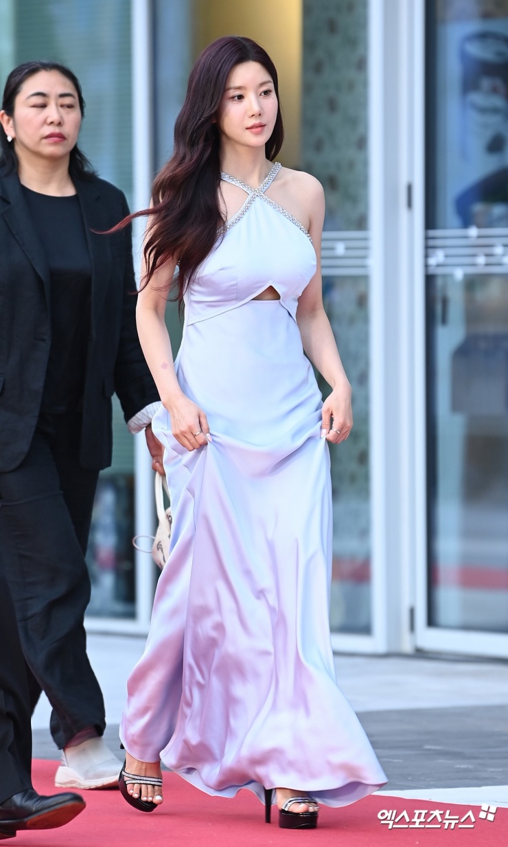 "Nữ thần Waterbomb" Kwon Eun Bi diện váy xanh nhạt tôn lên vẻ đẹp
nữ tính và quyến rũ