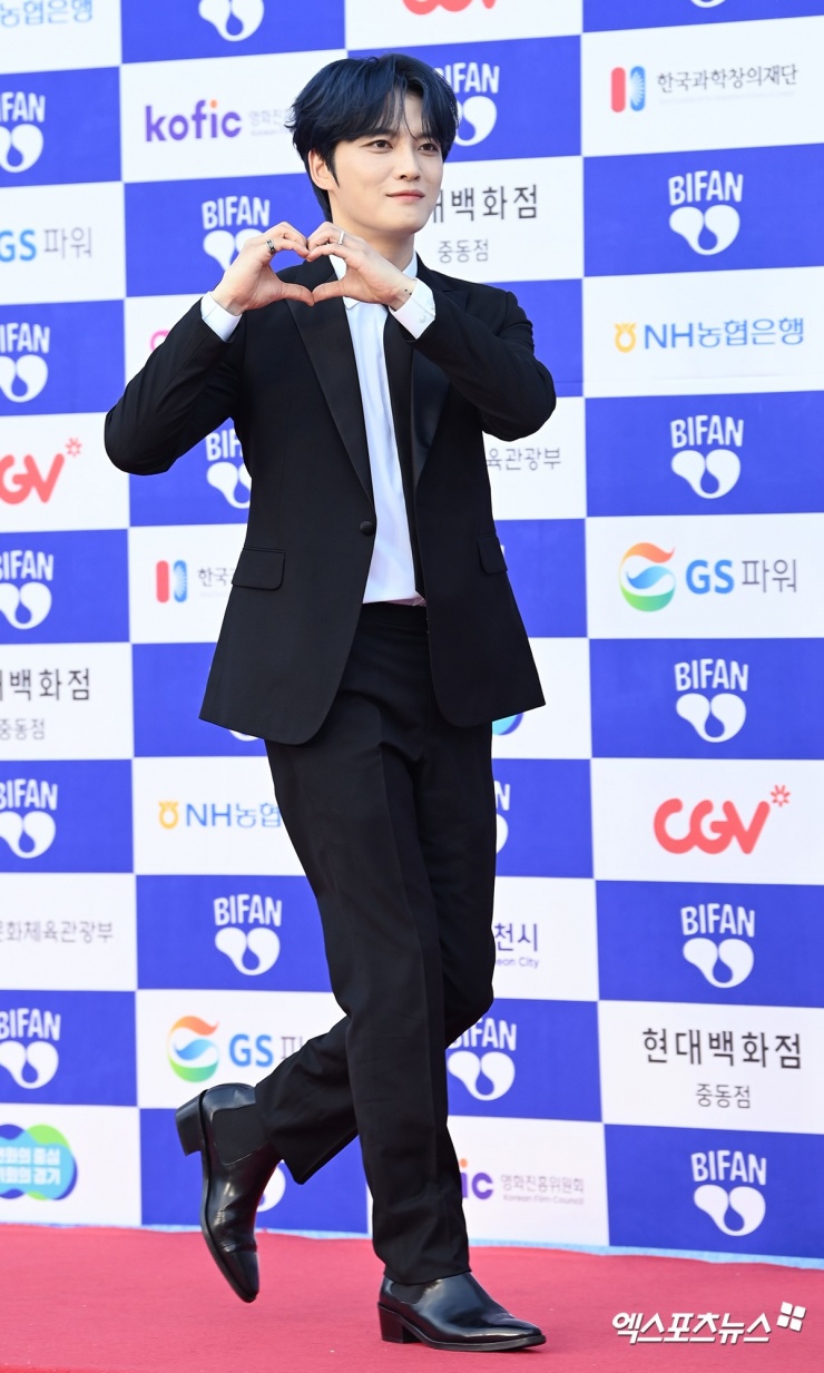 Kim Jae Joong không ngừng "thả tim" trong suốt quãng thời gian đi
thảm đỏ