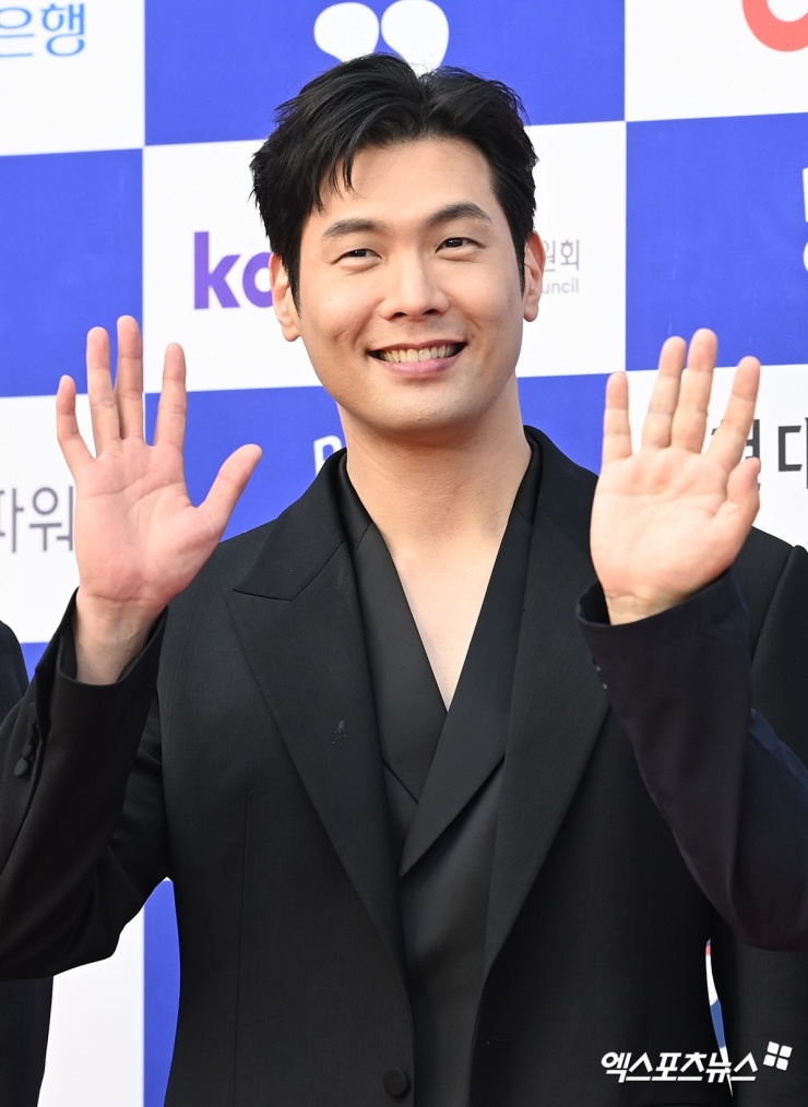 Chia sẻ với báo chí, Choi Daniel cho biết anh rất vui khi được quay
trở lại làm diễn viên toàn thời gian