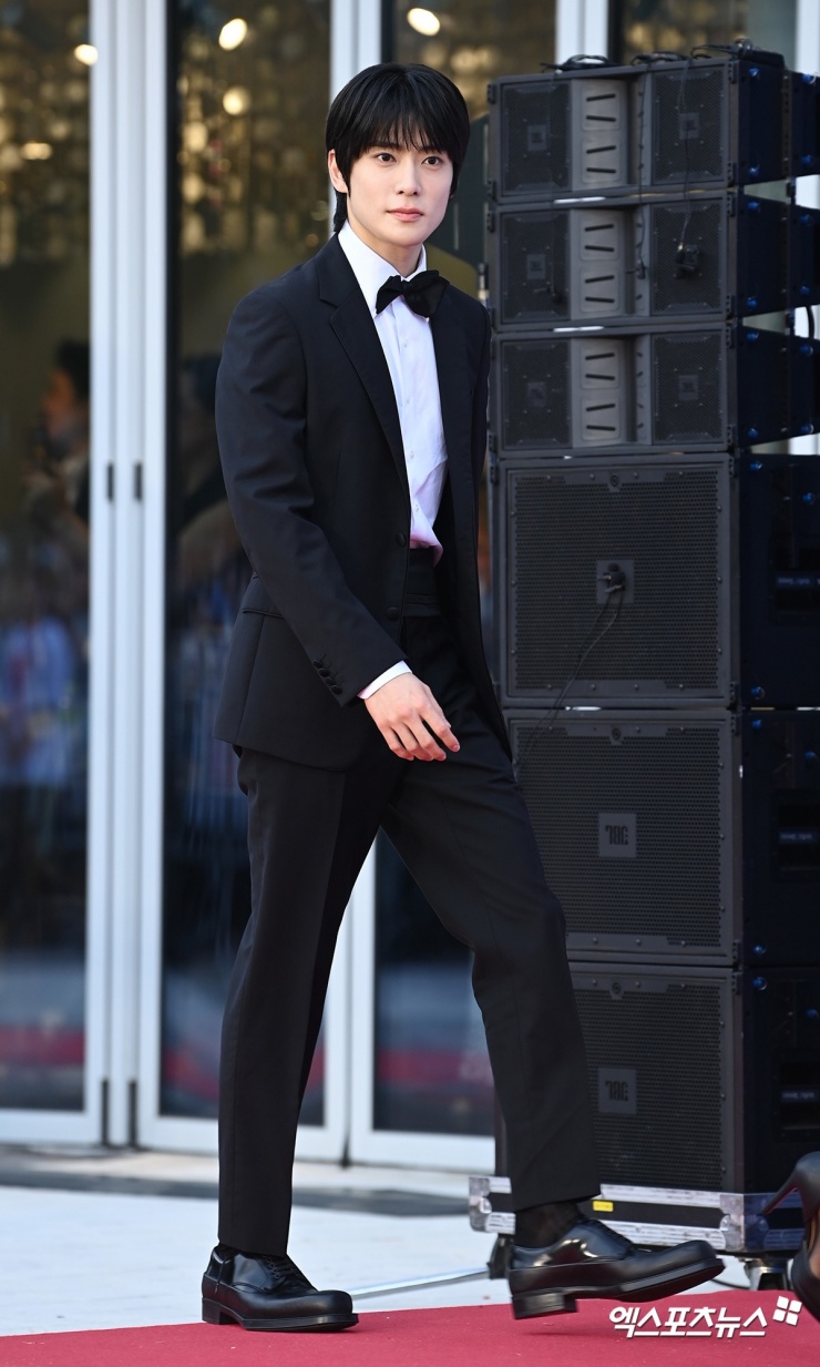 Nam idol Jaehyun (NCT) lịch lãm và bảnh bao trong bộ vest đen