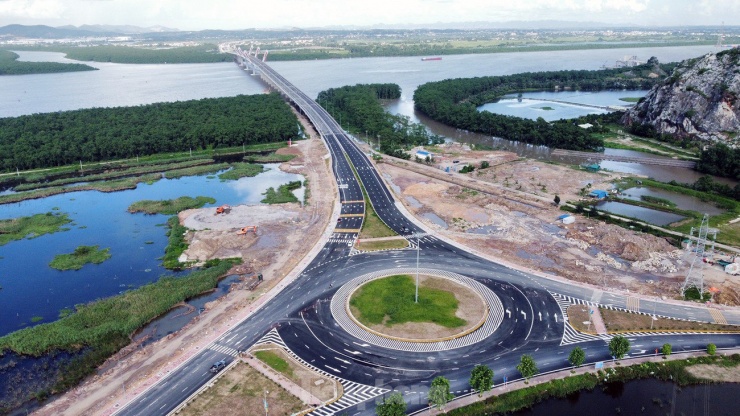 Dự án cầu Bến Rừng tại huyện Thủy Nguyên (Hải Phòng) được khởi công tháng 5/2022. Trong tổng số gần 2.000 tỷ đồng vốn đầu tư, ngân sách Trung ương khoảng 1.100 tỷ đồng, ngân sách Hải Phòng hơn 835 tỷ đồng, tỉnh Quảng Ninh khoảng 5,5 tỷ đồng.