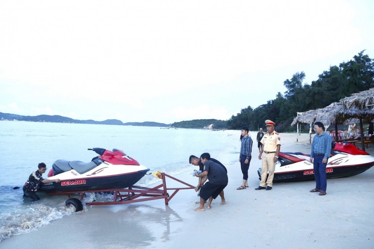 Đoàn kiểm tra yêu cầu các chủ phương tiện đưa phương tiện về trụ sở Công an huyện Cô Tô phối hợp xử lý theo quy định. Ảnh: Thu Báu