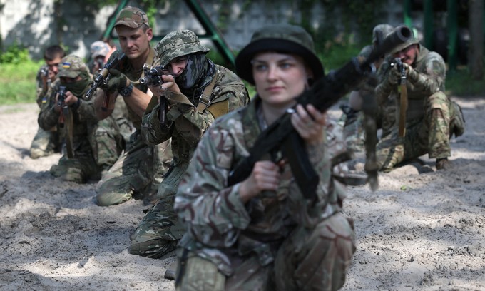 Tân binh của Lữ đoàn Xung kích Độc lập số 3 Ukraine trong buổi huấn luyện tại Kiev ngày 18/6. Ảnh: AFP