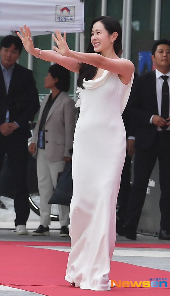 Đây là lần đầu tiên Son Ye Jin dự thảm đỏ sự kiện phim ảnh lớn sau
2 năm ở ẩn kết hôn và sinh con