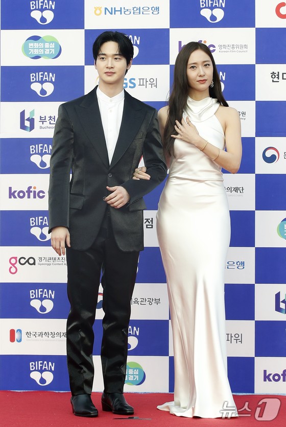 Chiếc váy trắng tôn lên thân hình mảnh mai nhưng quyến rũ của nữ
diễn viên kiêm idol