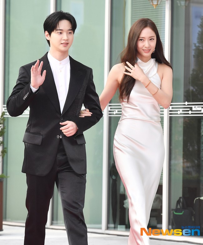 Krystal xinh đẹp và cuốn hút tựa nữ thần, sánh đôi với bạn diễn
Jang Dong Yoon