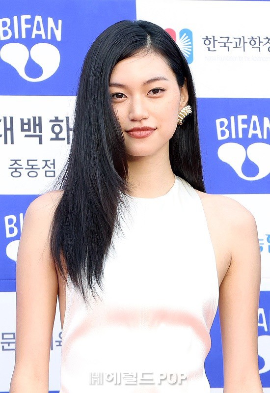 Nữ idol kiêm diễn viên sinh năm 1999 sở hữu thần thái sắc sảo, sang
chảnh