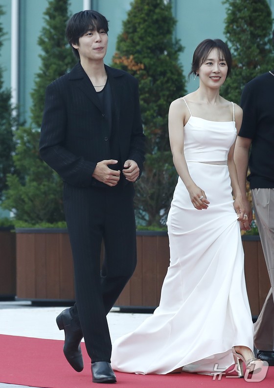 "Bạn thân IU" Lee Hyun Woo dự thảm đỏ cùng nữ diễn viên Ký Sinh
Trùng Moon Jung Hee