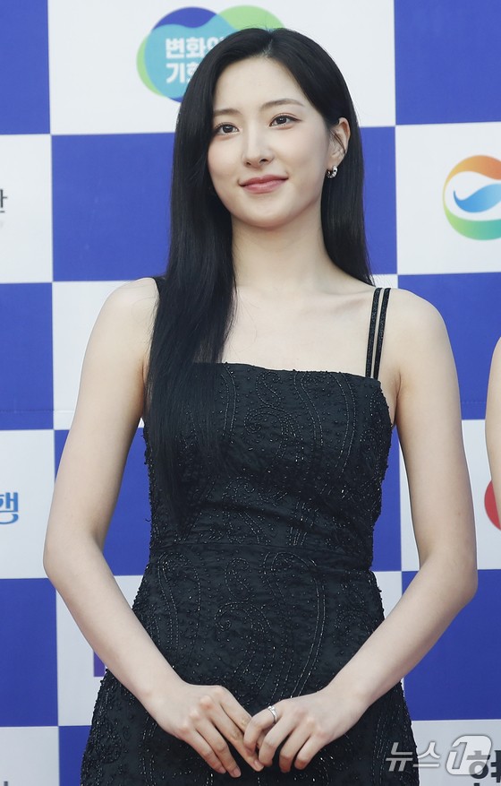 Nữ idol Eunseo (WJSN) xinh đẹp ngọt ngào trong chiếc váy đen