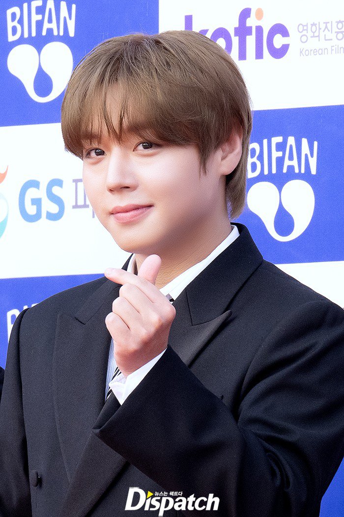"Tiên tử nháy mắt" Park Ji Hoon (Wanna One) đạt được nhiều thành
công khi lấn sân diễn xuất