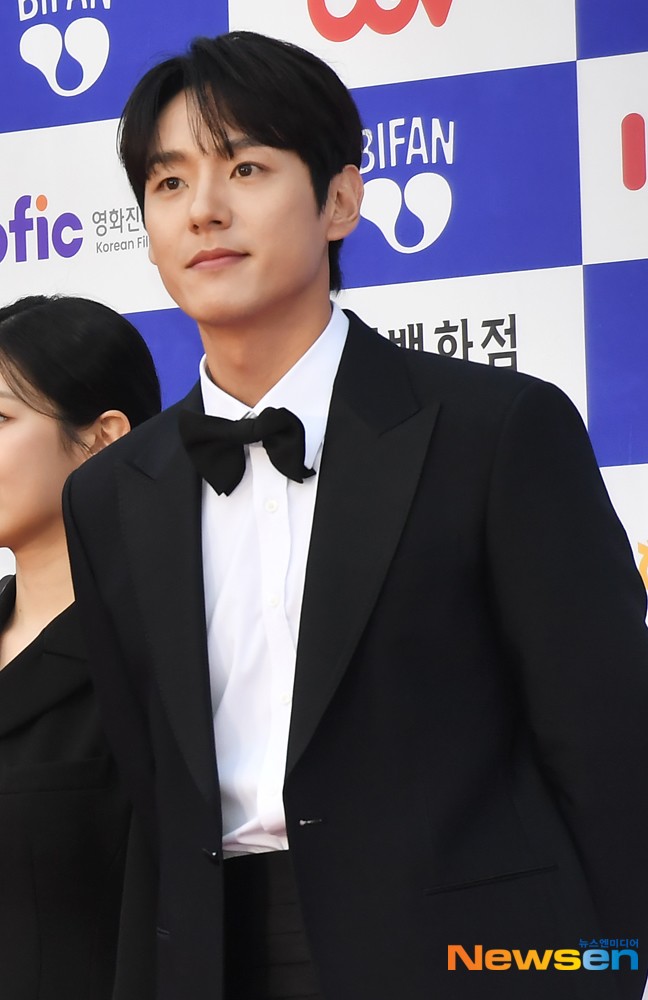 Ngôi sao Bầu Trời Rực Đỏ - Kwak Si Yang