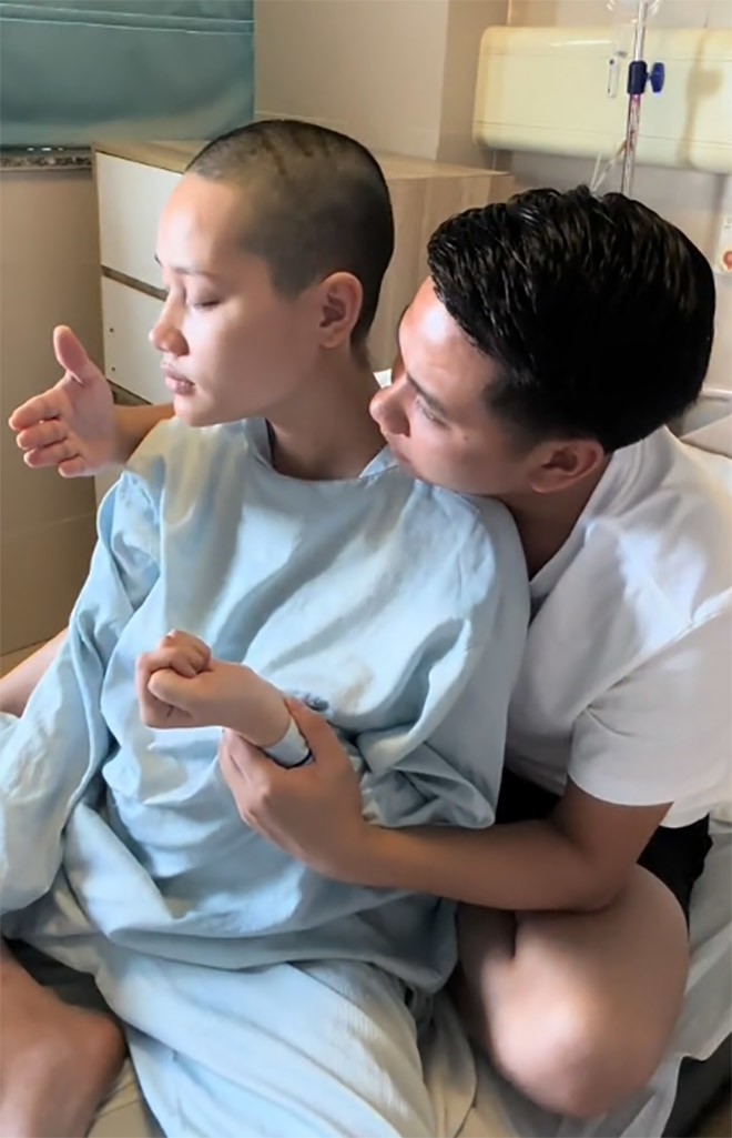 Chiến đồng hành, chăm sóc vợ sau ca phẫu thuật nguy hiểm.