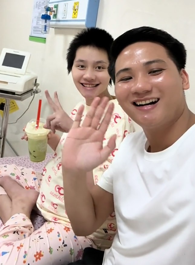 Mỗi ngày, anh dành 15 tiếng cho vợ, sau 22 giờ đêm mới lo công việc của mình.