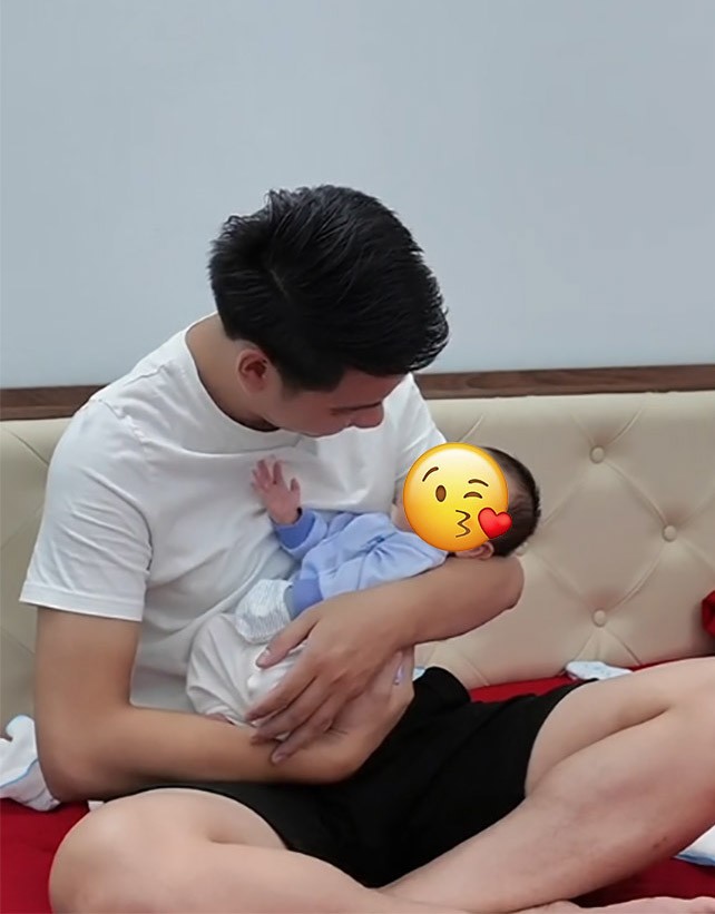 Chiến rơi nước mắt trong khoảnh khắc đón con trai chào đời.