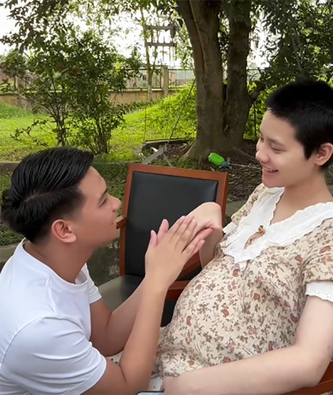 Chiến đưa Trang về nhà ngoại nghỉ ngơi cho thoải mái, có nhiều không gian thoáng đãng.