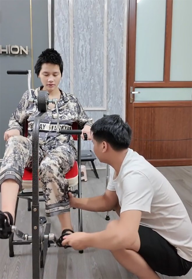 Nửa tháng sau sinh, Chiến tiếp tục đồng hành cùng vợ trong hành trình phục hồi chức năng.