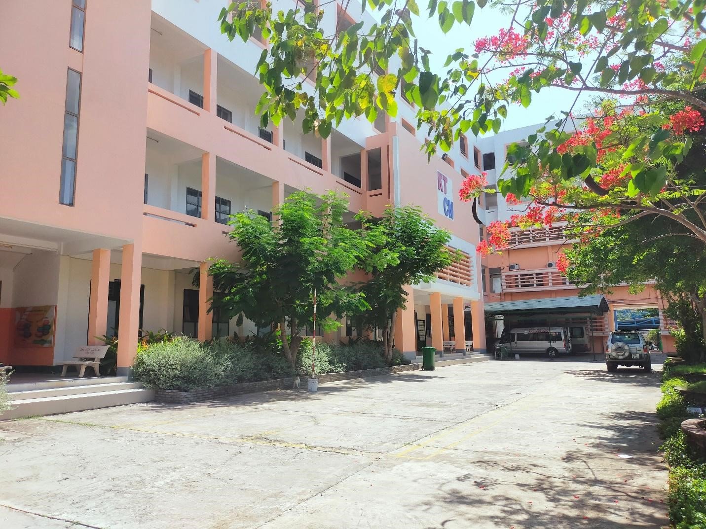 Một góc sân trường DLA