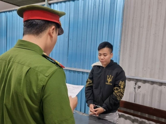 Bị truy đuổi, dùng bình xịt hơi cay tấn công công an ở Đà Nẵng