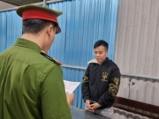 Pháp luật - Bị truy đuổi, dùng bình xịt hơi cay tấn công công an ở Đà Nẵng