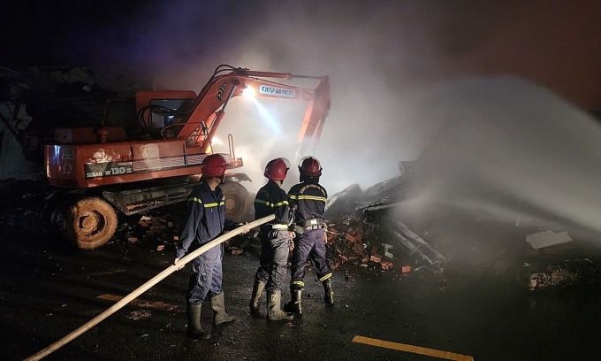 Hàng trăm cảnh sát được huy động dập lửa. Ảnh: Yên Khánh