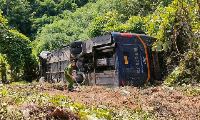 Cảnh sát đang khám nghiệm hiện trường sau tai nạn. Ảnh: Minh Bằng