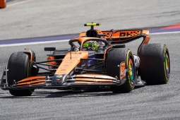 Thể thao - Đua xe F1, thử nghiệm British GP: Hàng loạt sao F2 đổ bộ, McLaren chiếm ưu thế