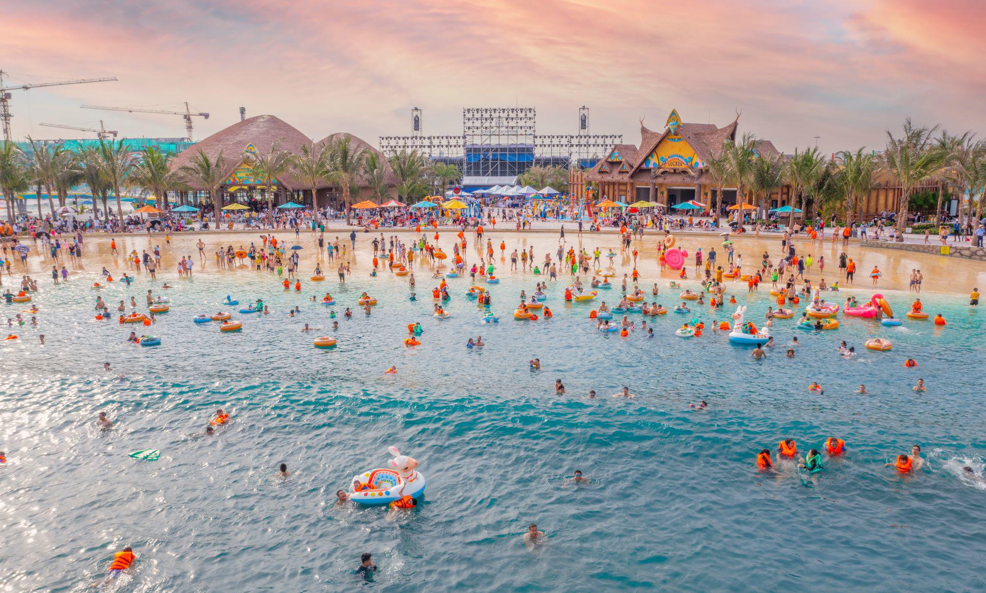 Chỉ 5 phút di chuyển là cư dân Đảo Đừa đã có thể thỏa sức vui chơi tại VinWonders Wave Park