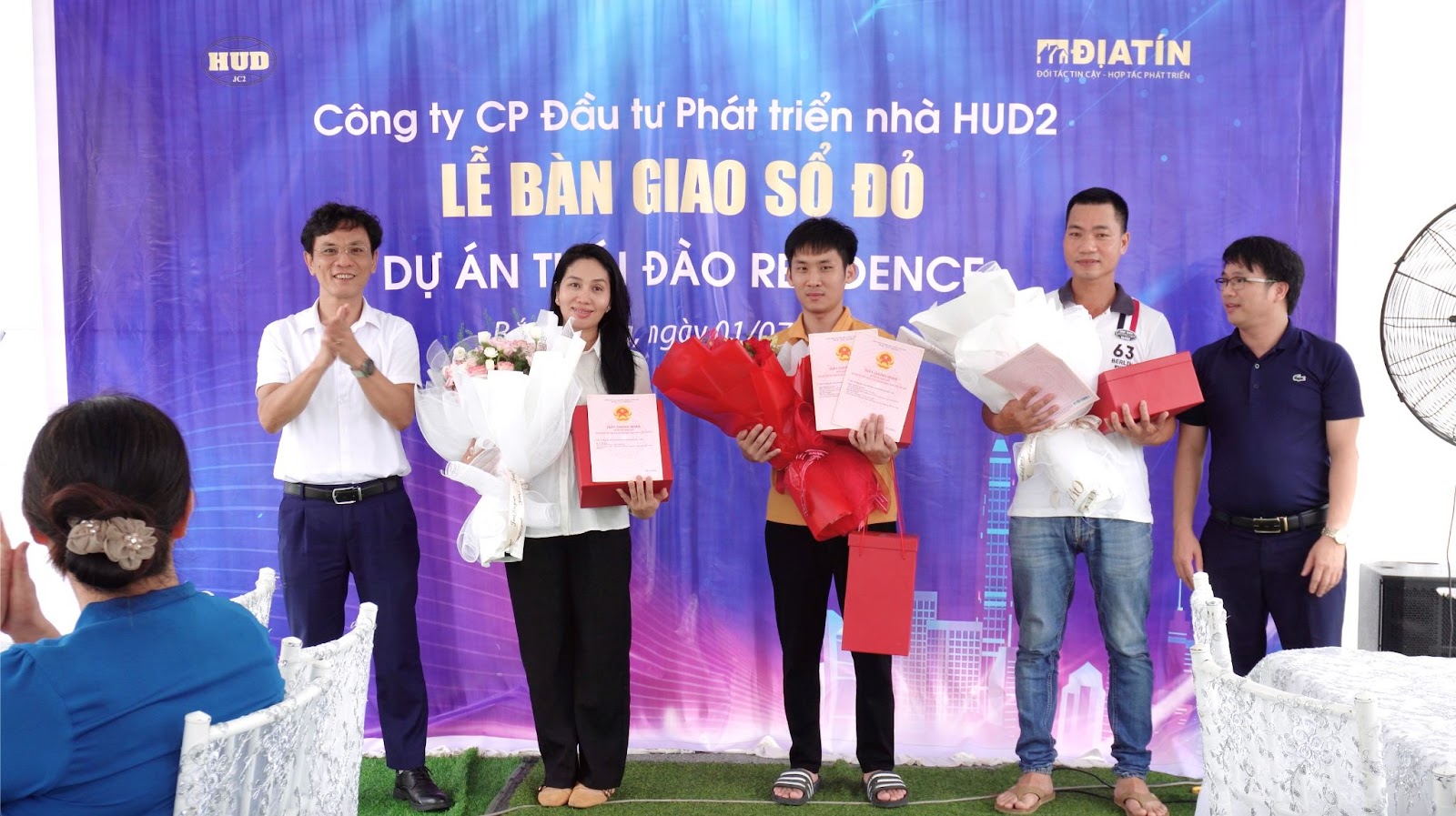 CĐT HUD2 & Công ty cổ phần Địa Tín bàn giao sổ đỏ cho khách hàng 