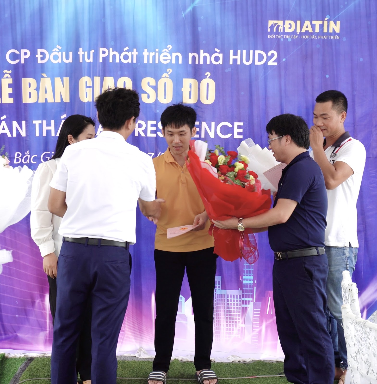 CĐT HU2 & Giám đốc Công ty cổ phần Địa Tín trao hoa và quà cho khách hàng 