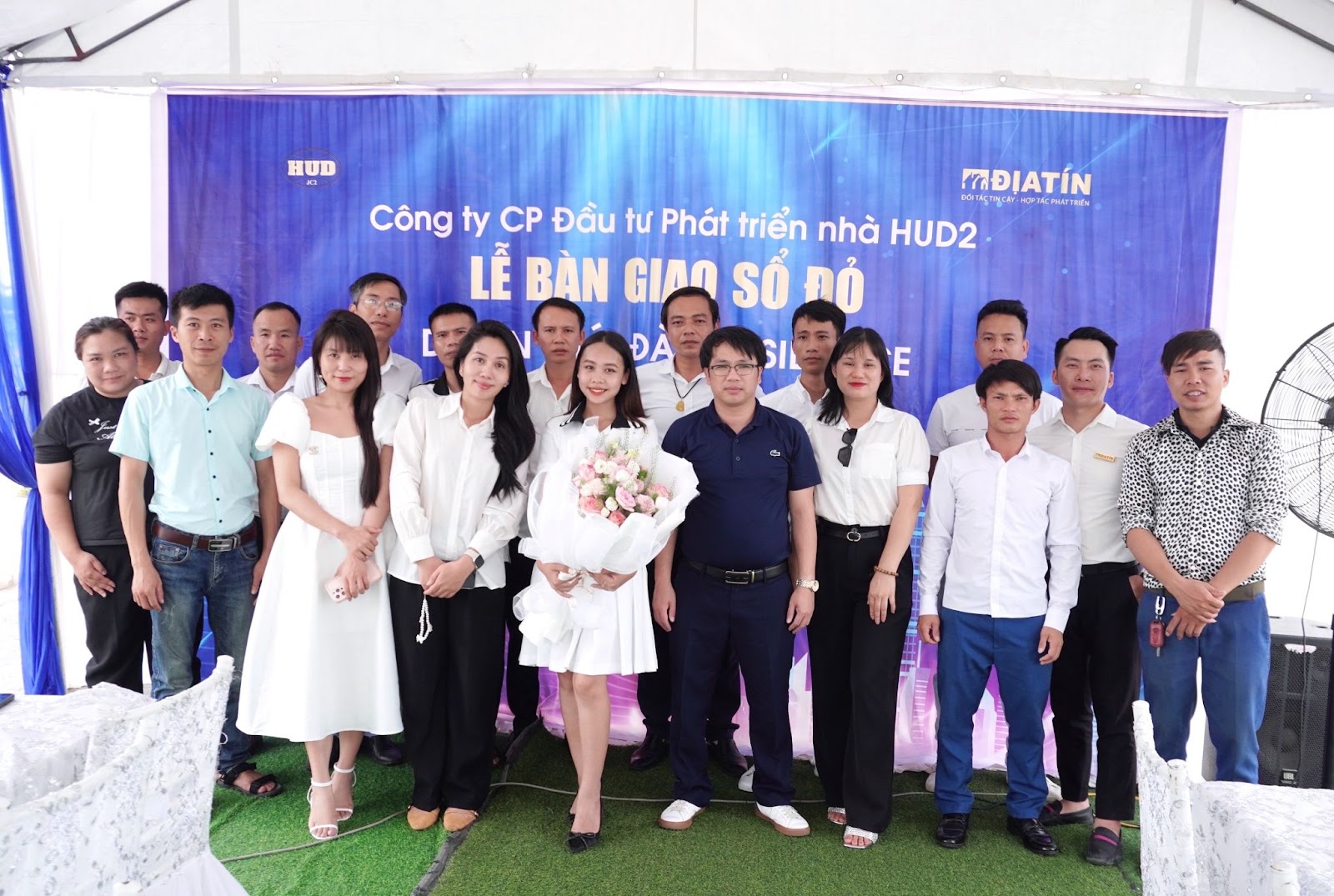 Nhân viên Công ty cổ phần Địa Tín tham dự buổi lễ bàn giao sổ đỏ 