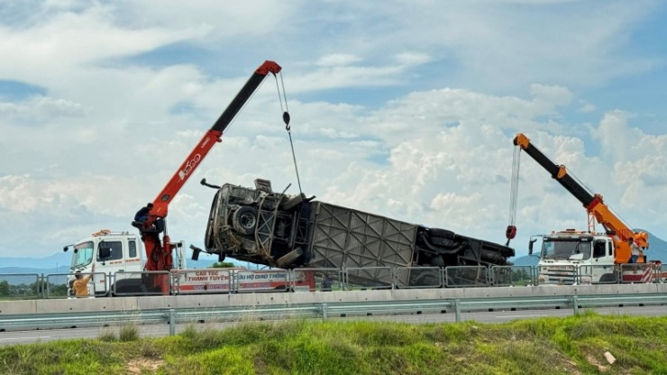 Xe khách kinh hoàng tông dải phân cách, lao xuống rãnh thoát nước trên cao tốc