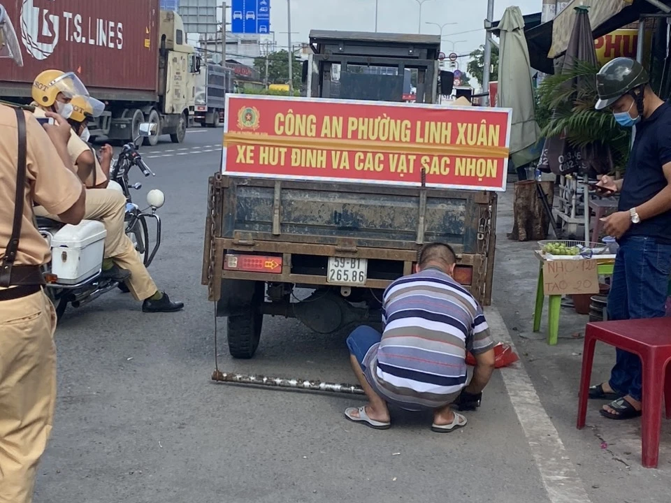 Đinh nhọn hoành hành cầu vượt Linh Xuân: Tệ nạn dai dẳng gây bức xúc