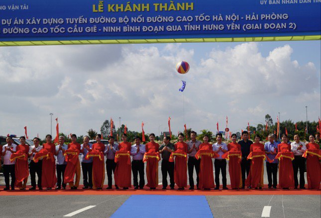 Thủ tướng Phạm Minh Chính khánh thành tuyến đường bộ kết nối hai cao tốc huyết mạch