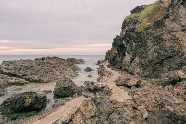 Truyền thuyết người dân kể lại rằng, Mũi Vi Rồng xưa kia là một khối đá nguyên có hình dạng giống vi cá chép nên được người dân địa phương gọi là “Đá Vảy Rồng”. Ảnh: Viên Diệu Phát.