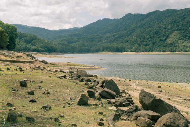 Vào thời nhà Đường, Cao Biền - một thầy địa lý chuyên tìm những nơi có xuất hiện long mạch để trấn yểm và ông đã tìm thấy Mũi Vi Rồng đặc biệt thuộc khu vực miền trung này. Cao Biền khi đó nhìn thấy khu vực Mũi Vi Rồng này có linh khí kết tụ bèn phù phép chém đứt để trừ hậu họa. Long mạch sau khi bị chém đứt, vảy rồng đổ xuống biển tạo thành những mỏm đá nhỏ khác nhau nên nơi đây còn được gọi là “Đá Vảy Rồng”. Ảnh: Viên Diệu Phát.