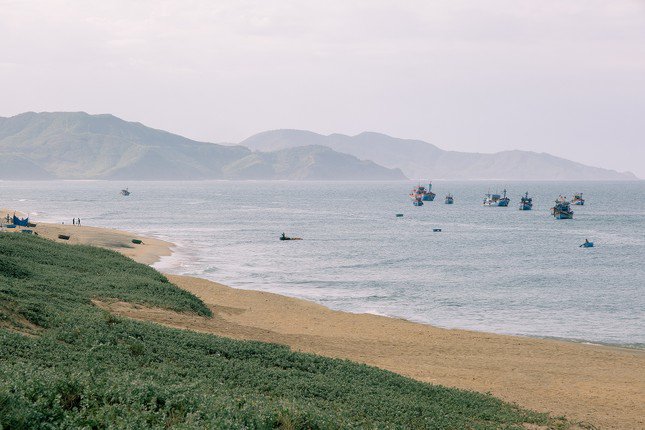 Đồng thời, máu của rồng cũng đã đổ xuống khu vực biển này, đọng lại tạo thành những hòn đá nhỏ có màu đỏ như son, nằm lẫn trong cát. Loại đá son từ máu rồng này rất cứng, khi mài với nước thì cho ra màu đỏ thắm nhưng cầm trên tay lại không dính tay nên được người dân truyền tụng loại son trời ban tặng. Ảnh: Viên Diệu Phát.
