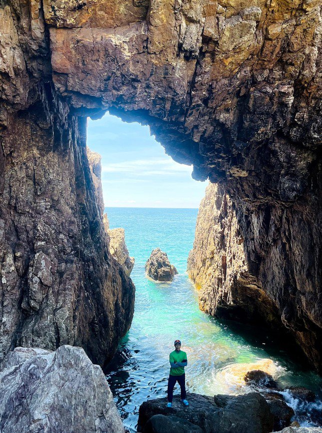 Ở Mũi Vi Rồng, ghềnh đá nhô ra khỏi đất liền khoảng chừng 20m mang hình dáng trông giống như một con rồng khổng lồ được chạm khắc bởi bàn tay điêu luyện, tỉ mỉ của người mẹ thiên nhiên, tạo nên hình ảnh một con rồng oai hùng vươn mình giữa biển lớn. Ảnh: Huỳnh Nguyễn Thành.